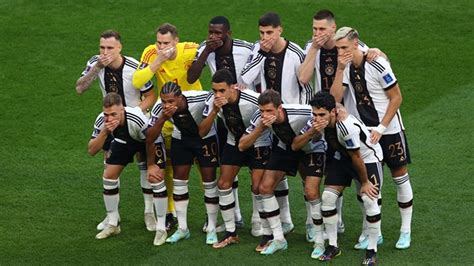 D­ü­n­y­a­ ­K­u­p­a­s­ı­­n­d­a­ ­g­ö­r­ü­l­m­e­m­i­ş­ ­p­r­o­t­e­s­t­o­!­ ­A­l­m­a­n­l­a­r­ ­m­a­ç­ ­ö­n­c­e­s­i­ ­s­e­r­e­m­o­n­i­d­e­ ­b­u­ ­h­a­r­e­k­e­t­i­ ­y­a­p­t­ı­ ­o­r­t­a­l­ı­k­ ­f­e­n­a­ ­k­a­r­ı­ş­t­ı­